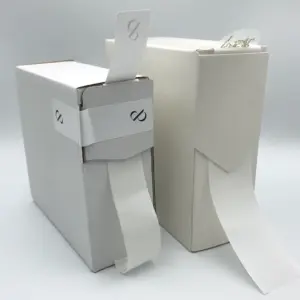 Étiquettes adhésives en boites distributrices