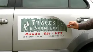 Comment dynamiser votre communication grâce au marquage publicitaire ? 4 142 1 Serialetic magnets aimant voiture vehicule plv publicite publicitaire semi rigide