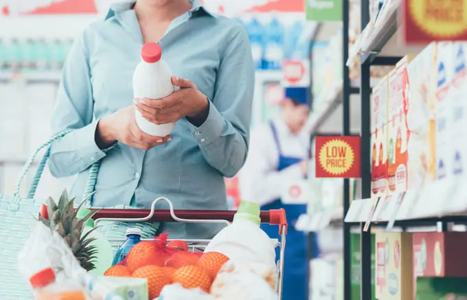 Dossier pratique : tout savoir sur les étiquettes adhésives 1 Femme lisant des étiquette produits