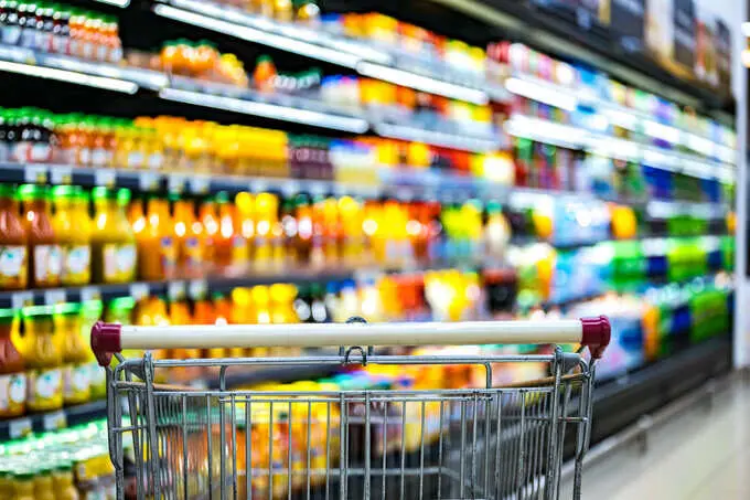 L’étiquetage à visée marketing : singulier et engageant 1 caddie dans un rayon de supermarché