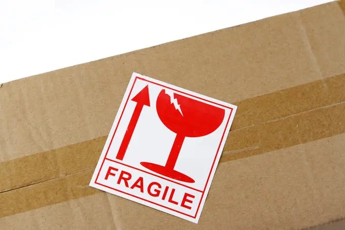 Quels sont les avantages des étiquettes adhésives ? 1 étiquette fragile sur un emballage