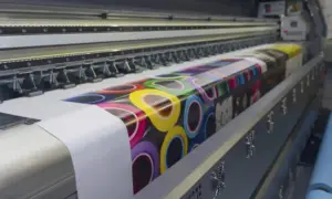 machine d'impression grand format en fonctionnement