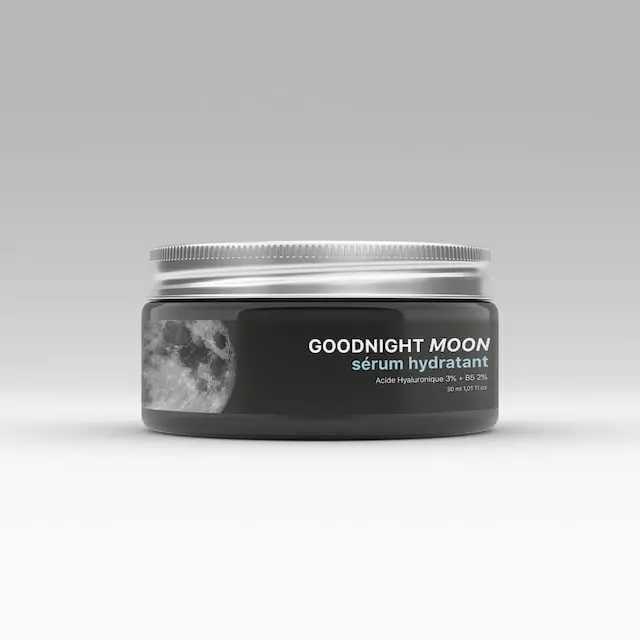 étiquette adhésive sur un pot de cosmétique