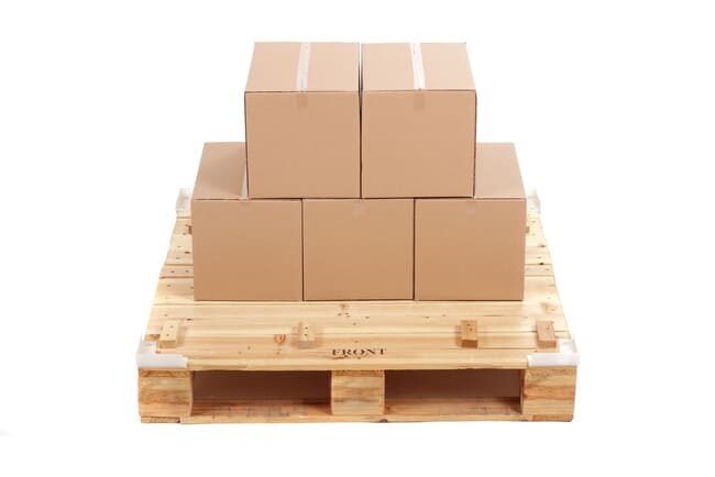 cartons posés sur une palette illustrant la logistique d'expédition